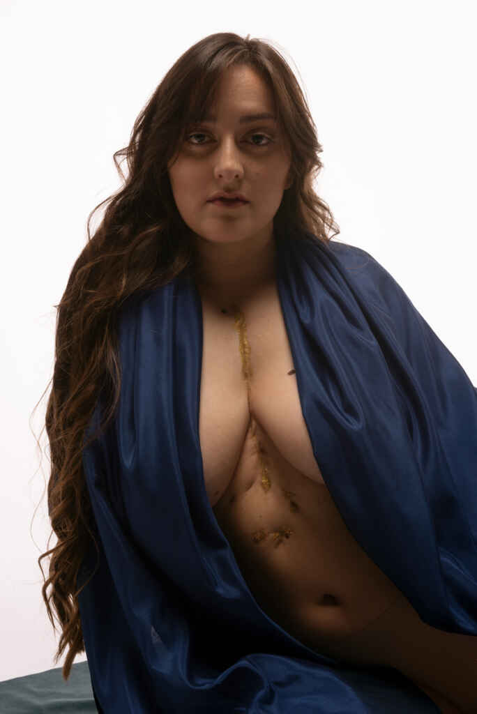 Kefàli trasforma le cicatrici in “Oro” nel suo nuovo singolo, un manifesto sociale contro pregiudizi e body shaming