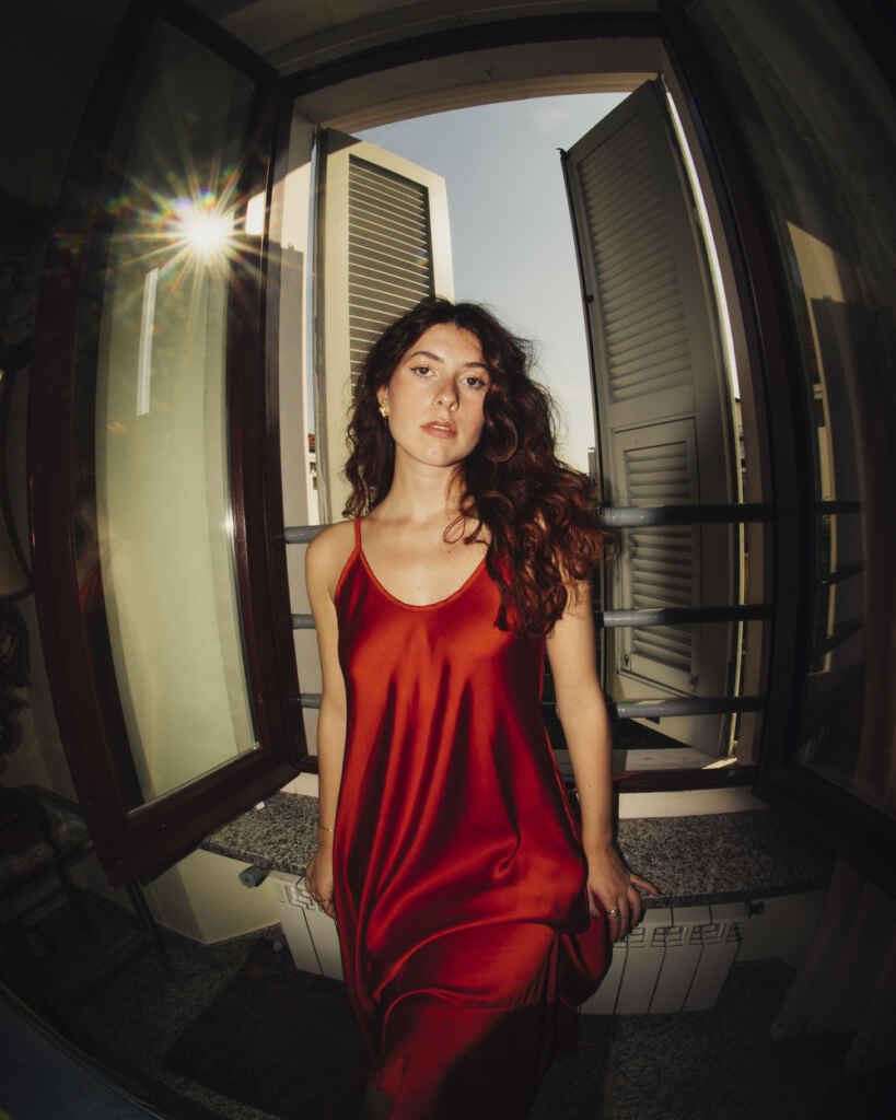 Dopo il Premio Lunezia, Arianna Chiara celebra il cambiamento per rimanere “La stessa cosa”