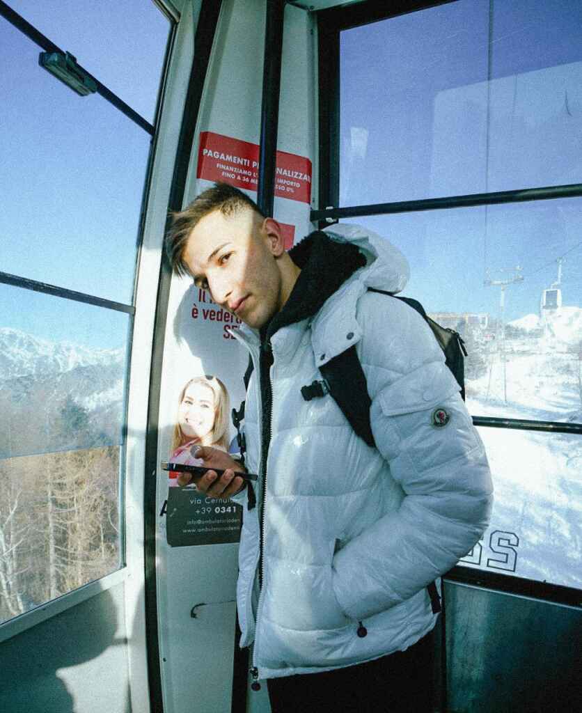 Oltre lo status symbol: Blade rivela il prezzo del successo in “Moncler”