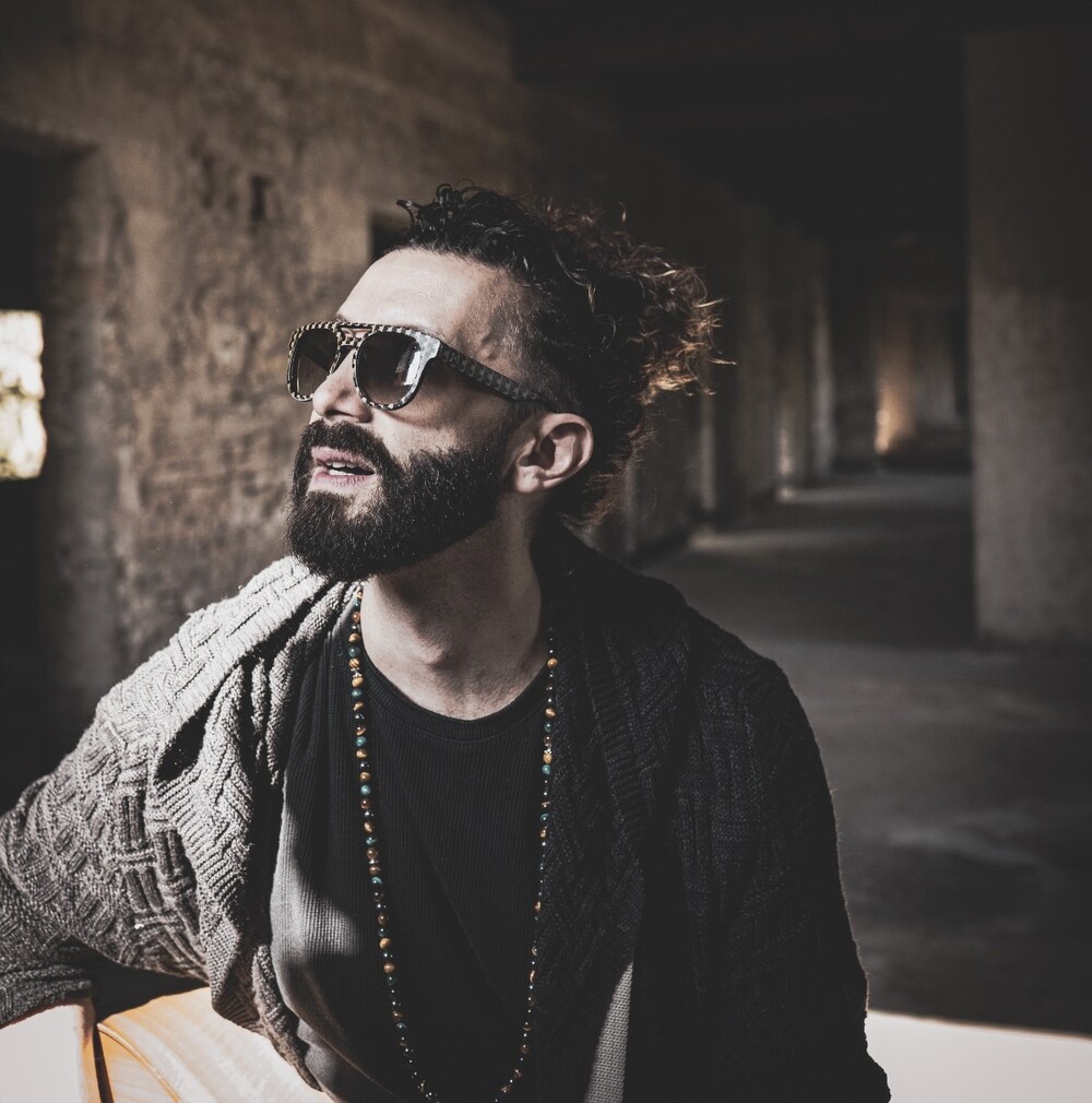 “Viaggi Sola” di DEN, un manifesto musicale contro la transfobia