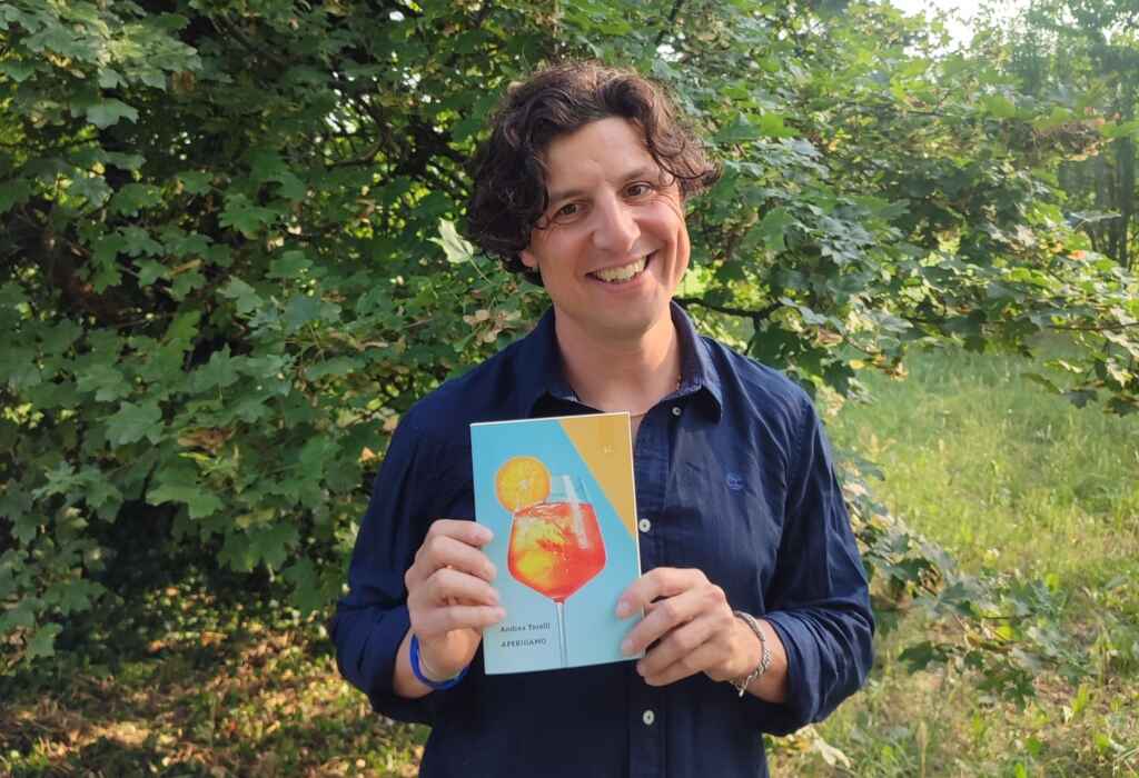 “APERItiAMO” di Andrea Torelli: un libro generazionale che racconta la crisi dei trent’anni con ironia, introspezione e una colonna sonora anni ’90