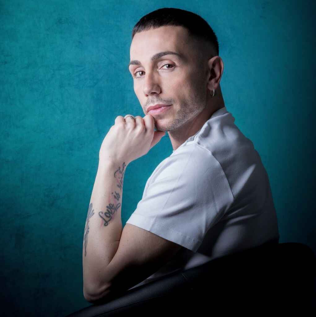 In attesa della storica collaborazione con Eminem, Manuel Aspidi torna con “Love Yourself” e sceglie la via dell’essere nella società dell’apparire