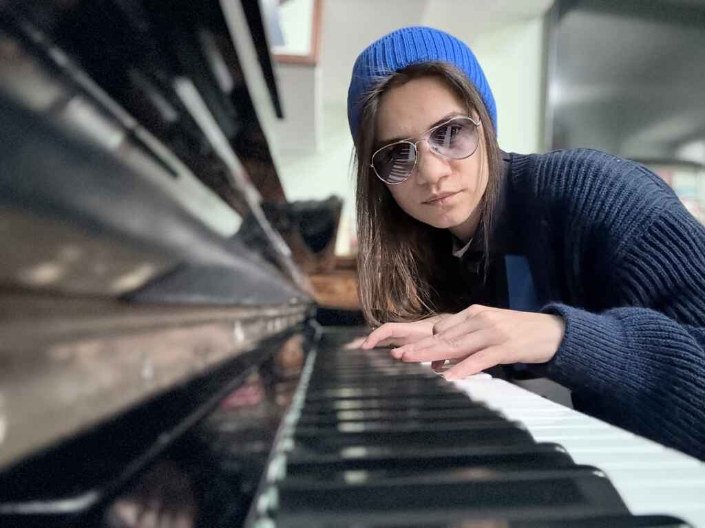Il coraggio di sbagliare come antidoto al perfezionismo che sta logorando i giovani italiani: Vi Skin torna con “Non è male (Studio Version)”