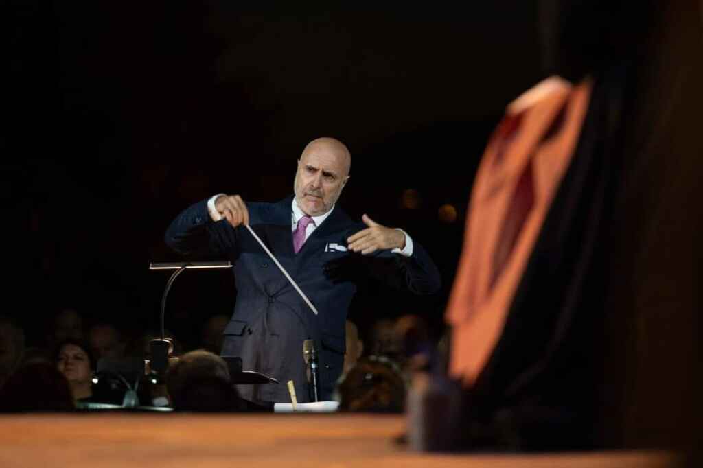Non solo teatri: l’opera torna tra la gente. Marco Severi dirige “La Traviata” per riavvicinare alla musica classica