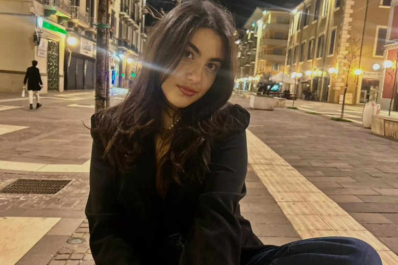 Uno spritz con Mavi eccezionale artista, vita e curiosità partendo da “Shot”