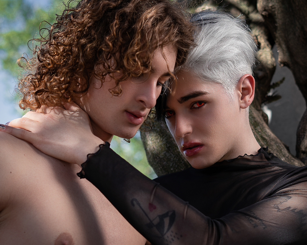 Sesso omosessuale, Lucifero come supereroe queer e un coro di bambini: Jack Scarlett firma il primo inno LGBTQ+ sull’erotismo tossico e sfida i tabù della società italiana