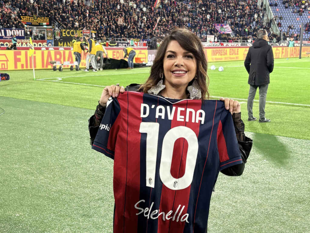 CRISTINA D’AVENA:   ESIBIZIONE A SORPRESA ALLO STADIO DALL’ARA PRIMA DELLA PARTITA BOLOGNA-TORINO