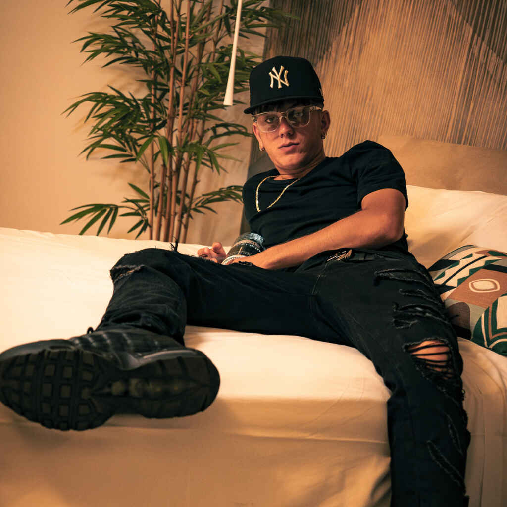 L’overthinking come nuovo alfabeto della Gen Z: Elegio porta la Baton Rouge in Italia