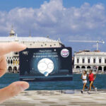 VENICEMARATHON 2025: MARCO FRATTINI PRESENTA LA CARD DEDICATA ALLA GARA