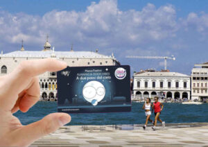 VENICEMARATHON 2025: MARCO FRATTINI PRESENTA LA CARD DEDICATA ALLA GARA