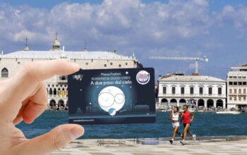 VENICEMARATHON 2025: MARCO FRATTINI PRESENTA LA CARD DEDICATA ALLA GARA