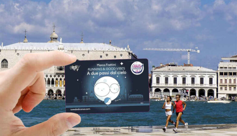 VENICEMARATHON 2025: MARCO FRATTINI PRESENTA LA CARD DEDICATA ALLA GARA