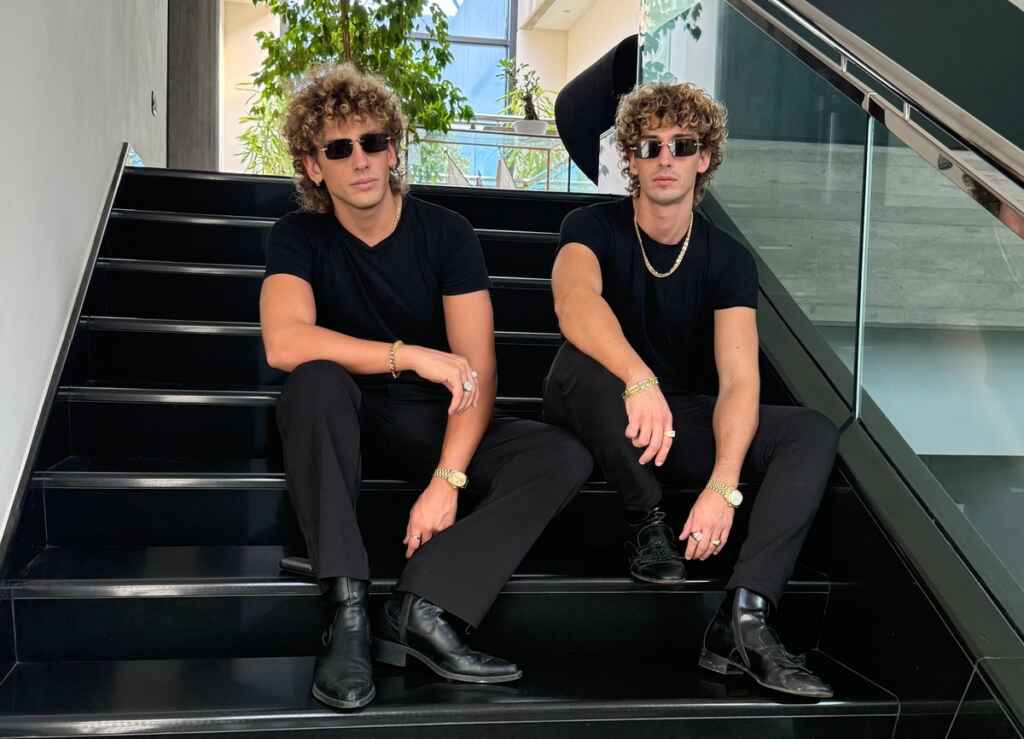 Non siamo più niente non significa non sento più niente: la generazione che si legge tra le righe in “Twins Deluxe”, il nuovo album dei Ferrinis che riscrive il finale del loro disco più intimo