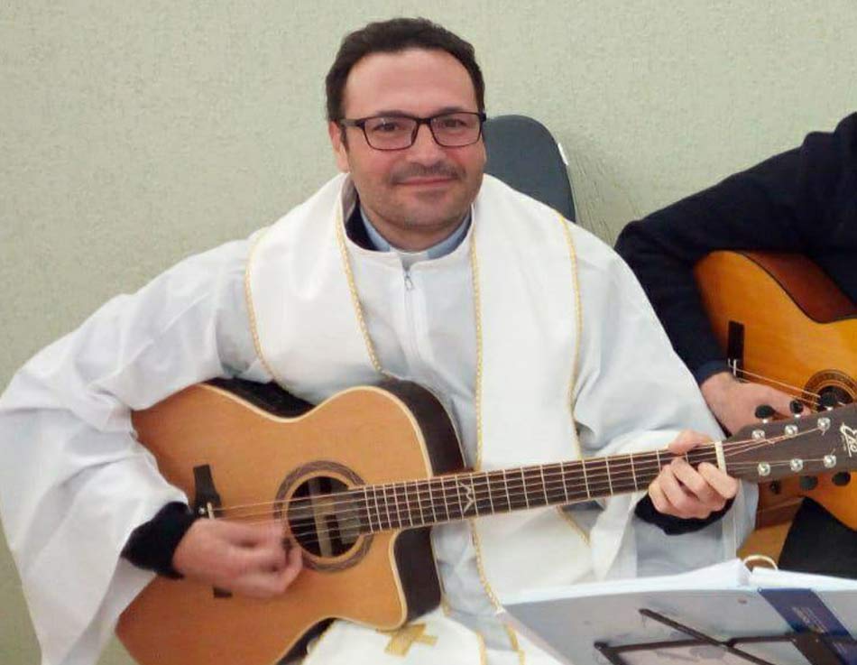 Debutta il 13 novembre “Una Luce”, il nuovo canto acustico di Don Pasquale Ferone