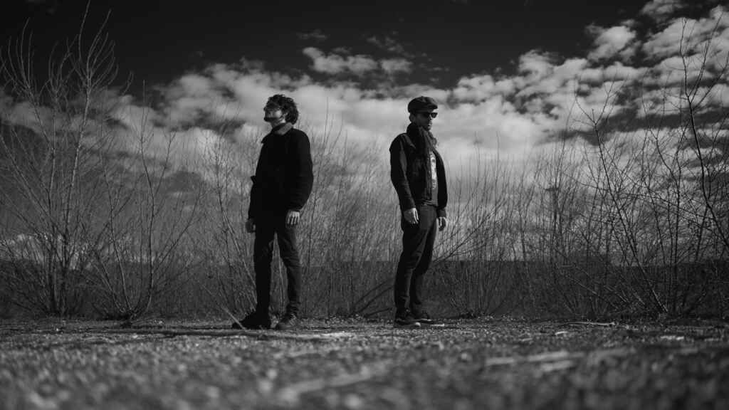 L’Italia che lavora in silenzio non finisce in trend, ma manda avanti il Paese. I RadioFrame21 le dedicano “Sporco West”