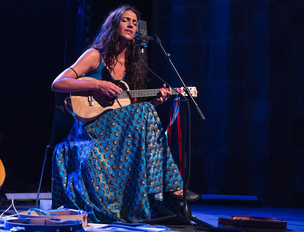 Voce, tamburi, marranzano e loop station: la cantautrice Rachele Andrioli  in concerto mercoledì 26 novembre a Settimo Milanese