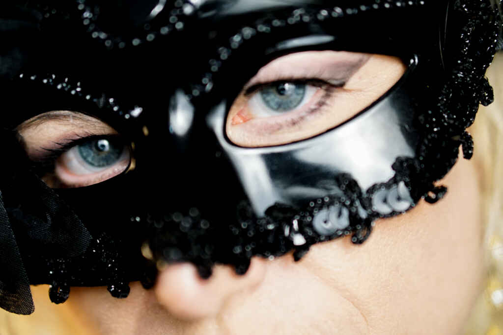 Chiara Ragnini si toglie la maschera con il nuovo singolo In incognito