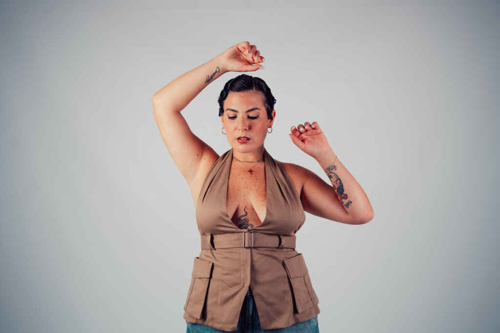 Cosa vediamo quando ci guardiamo? “Trasparente” è l’EP con cui Sara J Jones definisce un nuovo perimetro personale