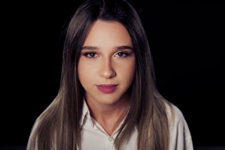 Incontriamo Clotilde artista , vita e curiosità partendo da “Credo”