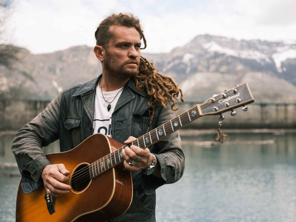 Una canzone di Natale che non parla di Natale: il cantautore-agricoltore Esma ridisegna il tempo in “Un cerchio infinito”