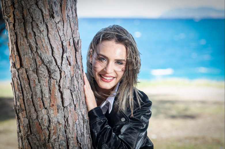 Uno spritz con Sarah Di Bella  eccezionale artista, vita e curiosità partendo da “Un nuovo giorno”