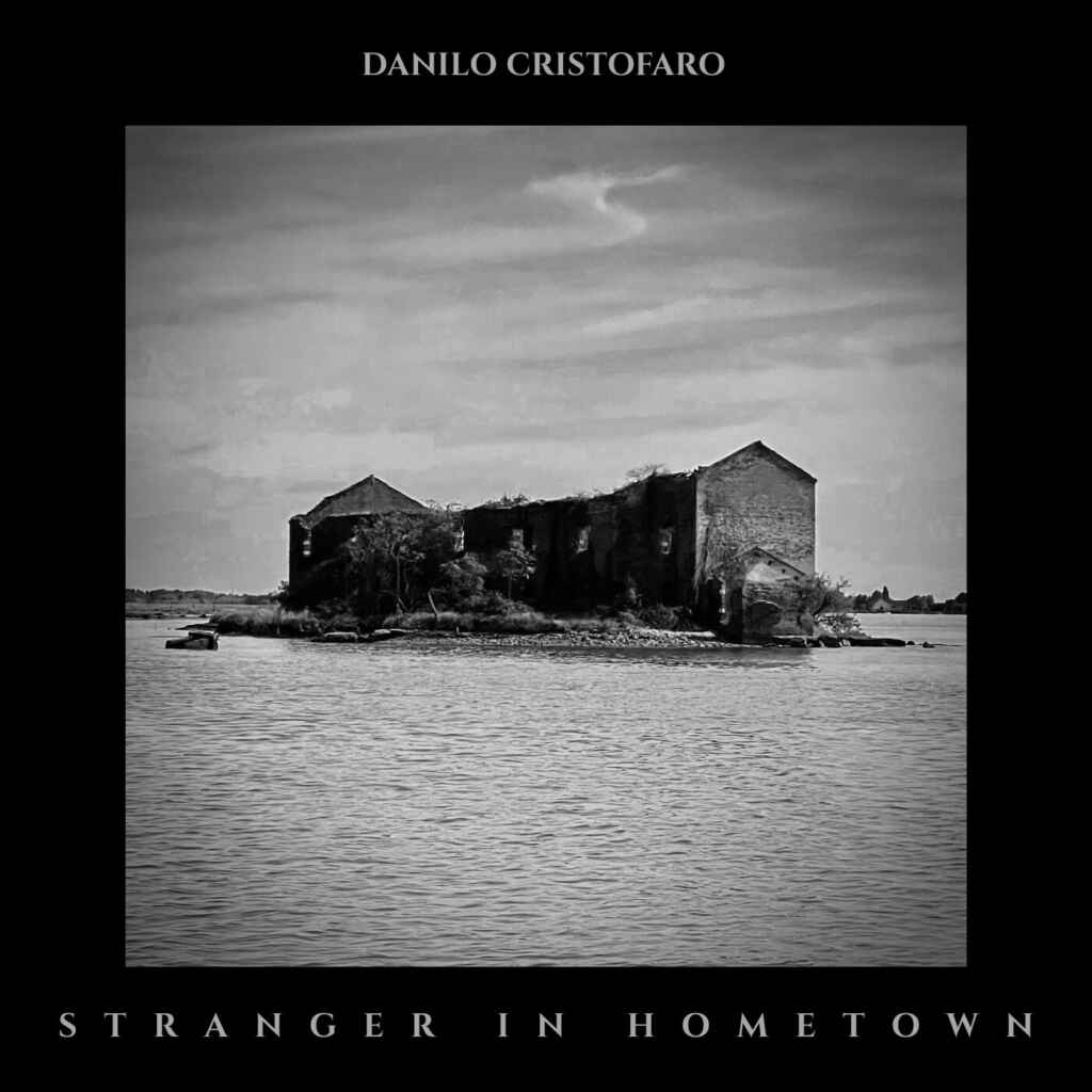 “Stranger in Hometown”, il viaggio sonoro tra ombre e luci di Danilo Cristofaro