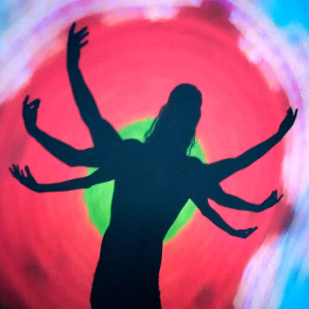 “Spell”, l’amore travolgente di Onisco in chiave pop elettronica