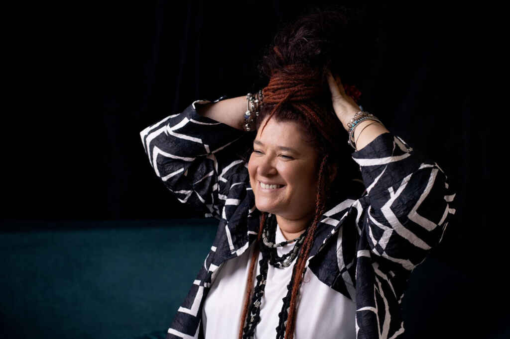 MAMABABA ESCE ‘BLUES HOTEL’, BLUES, TEATRO E UMANITÀ SOSPESE IN UN CONCEPT ALBUM