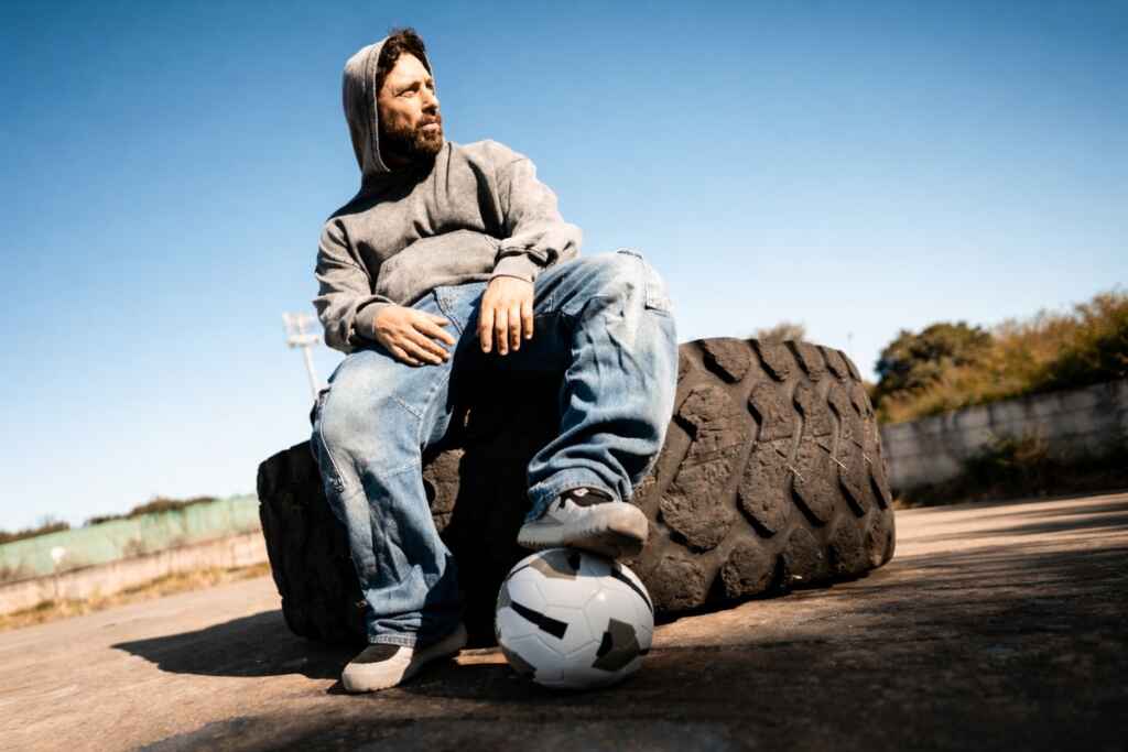 Quando l’industria musicale ti mette in panchina: l’analogia tra calcio e discografia nel racconto di un talento rimasto fermo quattro anni