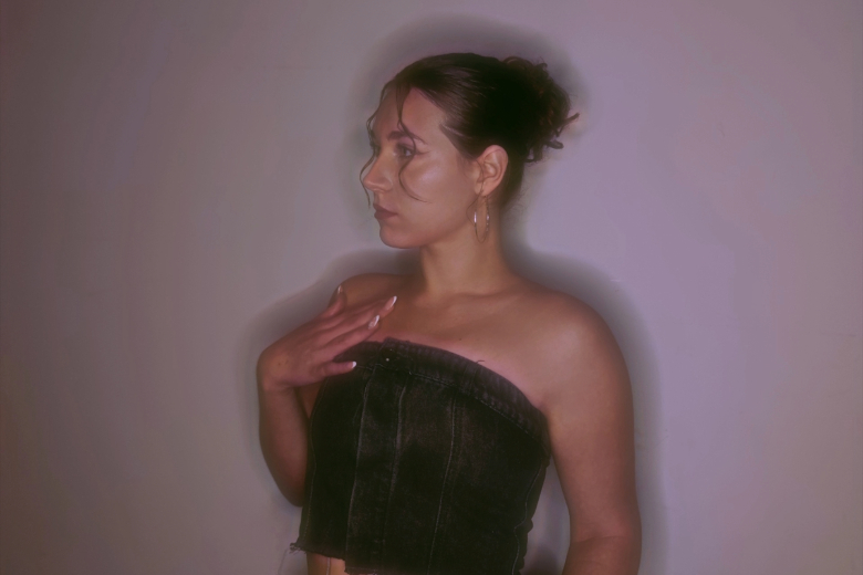 Uno spritz con Veyra  eccezionale artista, vita e curiosità partendo da “I don’t care”