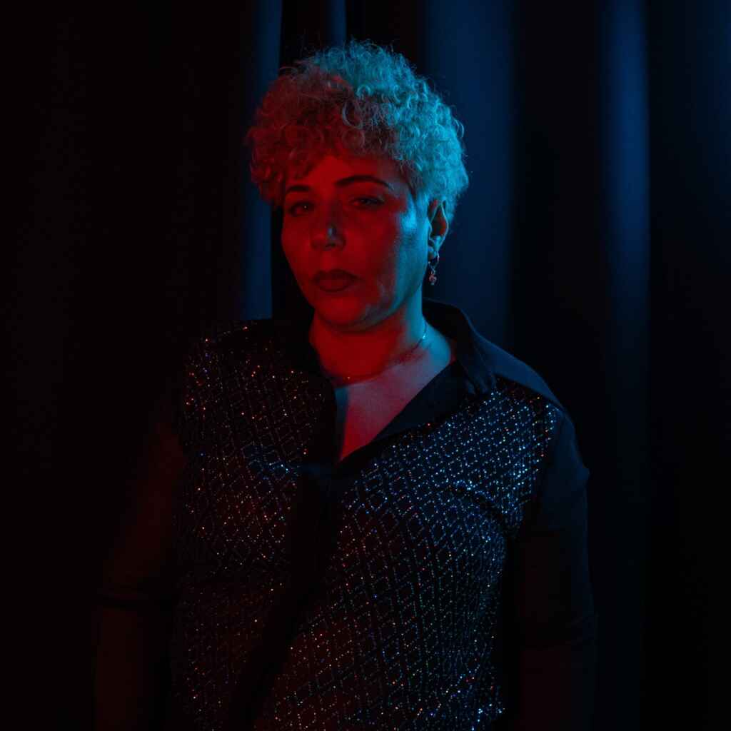 La docente-artista che ha trasformato l’ansia in una partitura di luce: Clair, tra rigore accademico e missione pedagogica