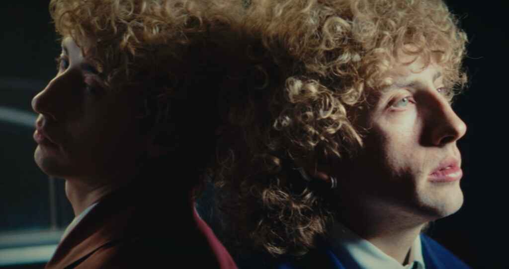 Quando avere tutto diventa il detonatore della fine: le “Luci Viola” dei Ferrinis raccontano un’overdose sentimentale tra i neon di un sabato sera