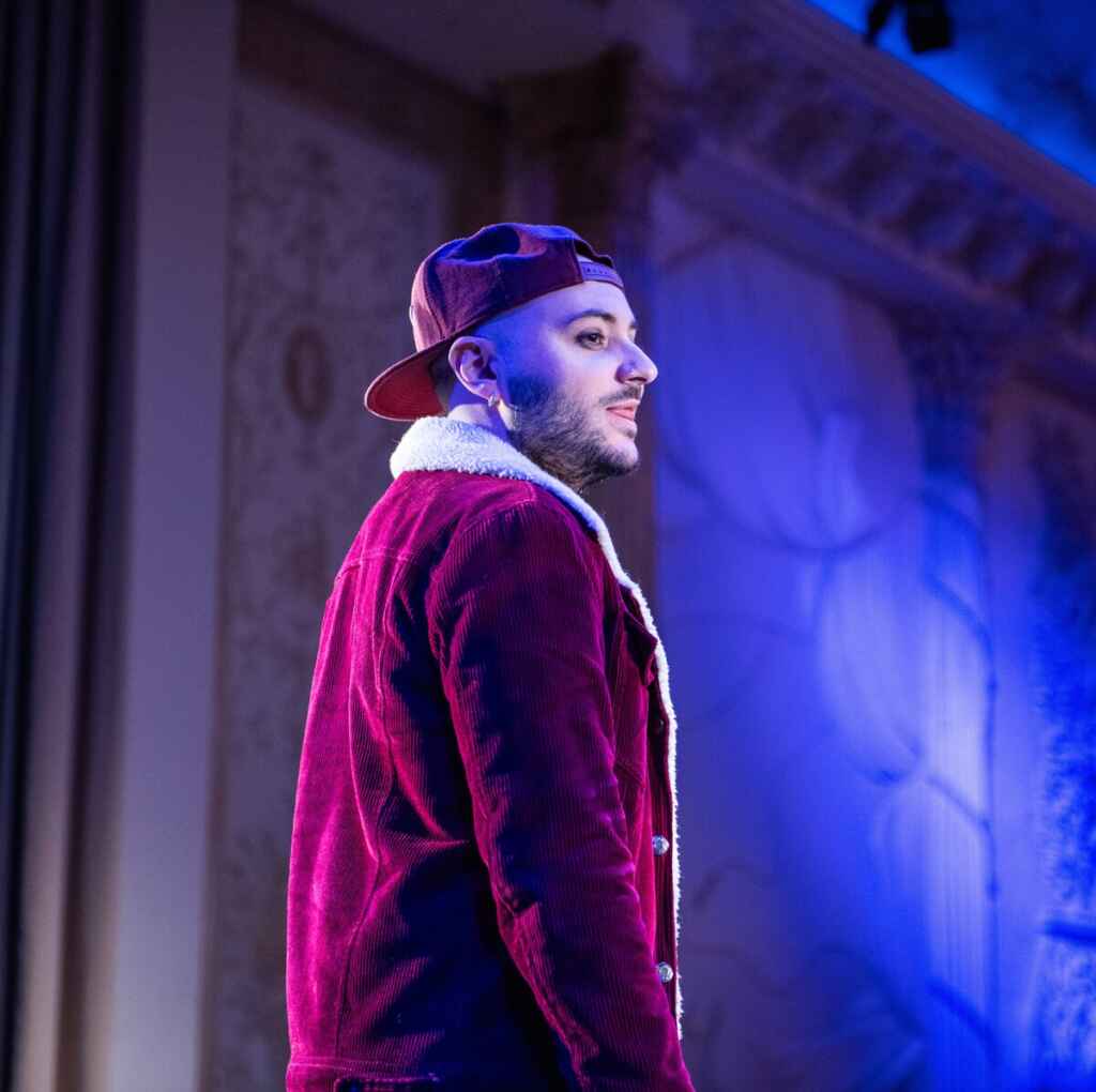 Cosa comporta diventare adulti? Higetori Furà trasforma la fine di una relazione in un crossover che parla di identità, crescita e disorientamento