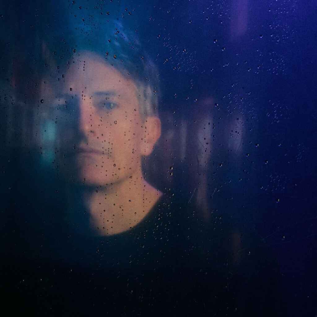 Dal lockdown alla crisi climatica, dalle aule scolastiche ai rapporti che si spezzano: i Defector debuttano con “Stormy Tales”, un album che attraversa le inquietudini del presente in chiave rock