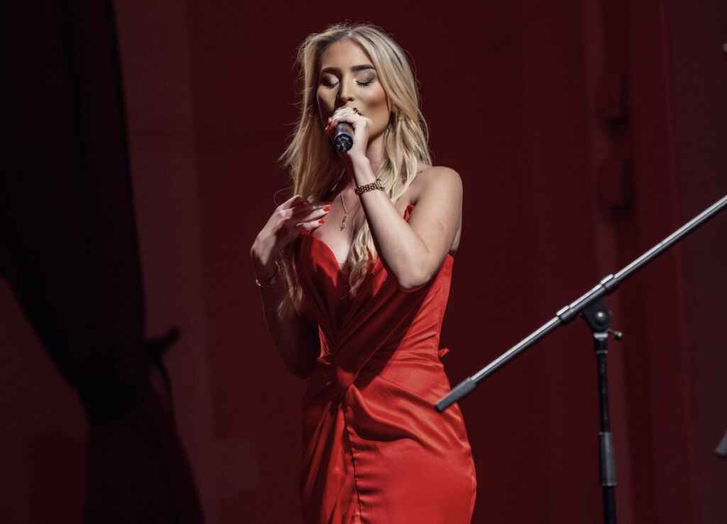 Violenza di genere: dalla Croazia all’Italia, la chirurga-artista Nika Komadina canta la fuga da un amore diventato terrore