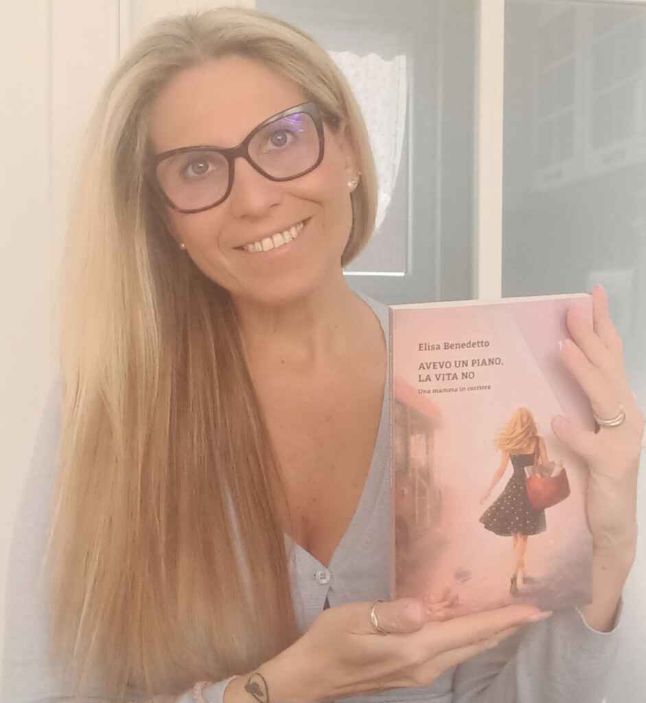 In libreria “Avevo un piano, la vita no. Una mamma in corriera” di Elisa Benedetto: una commedia brillante e sincera sulla resilienza femminile, sull’equilibrio impossibile tra lavoro e famiglia e sull’arte di reinventarsi senza mai perdere leggerezza
